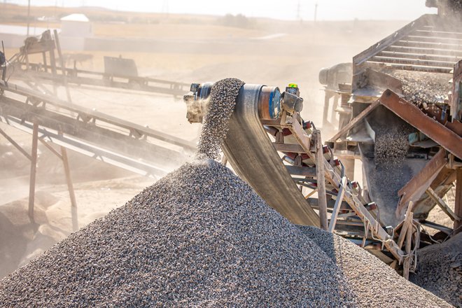 Do okolja prijaznejši in cenejši nadomestki klinkerja bodo v prihodnjih petih do desetih letih najboljša rešitev pri razogljičenju cementne industrije. FOTO: Vera Larina/Shutterstock