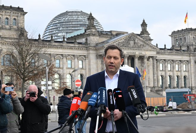 Predsednik SPD Lars Klingbeil je bil vidno zadovoljen z dogovorom z Zelenimi. Prepričan je, da so iz pogajanj vsi prišli kot zmagovalci, zlasti država. FOTO: Ralf Hirschberger/AFP