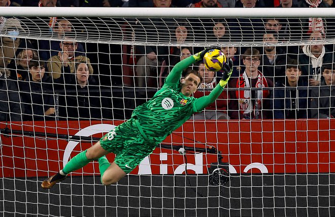 V Barceloni sta glavna Poljaka, Robert Lewandowski zabija gole, Wojciech Szczęsny žog ne spušča v svojo mrežo. FOTO: Marcelo Del Pozo/Reuters