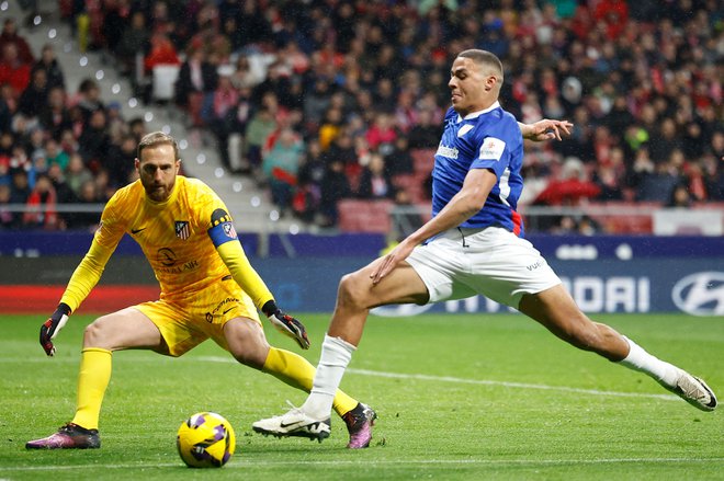 Tudi Jan Oblak ne bo dopustil, da ga premaga kdo od Kataloncev. FOTO: Oscar Del Pozo/AFP