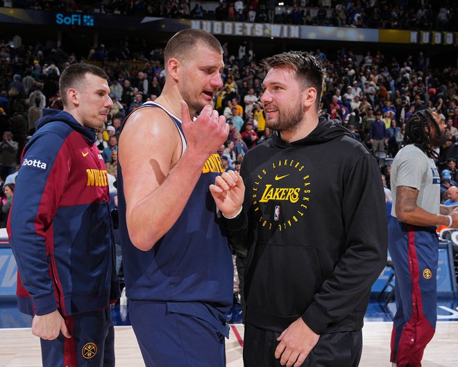 Nikola Jokić in Luka Dončić sta se takole pogovorila pred tekmo v Denverju, levo Vlatko Čančar. FOTO: Garrett Ellwood/AFP