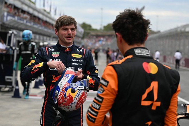 Max Verstappen in Lando Norris med pogovorom. FOTO: Saeed Khan/AFP