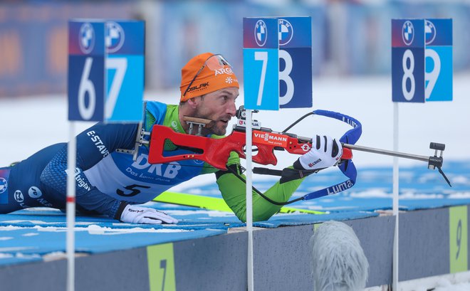 Jakov Fak je bil edini slovenski biatlonec na tekmi s skupinskim štartom na Pokljuki. FOTO: Matej Družnik