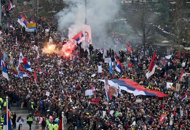 Med protestniki je prisotno tudi zažiganje bakel. FOTO: AFP