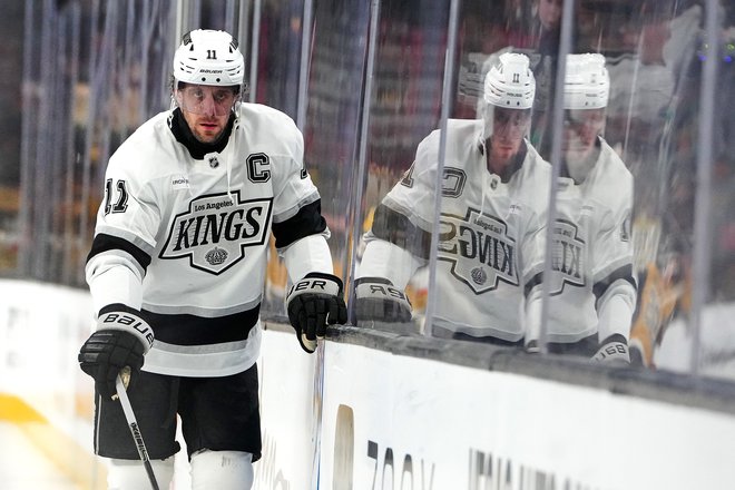 Anže Kopitar se je veselil zmage na nogometni način, z golom ekipe v podaljšku tekme. FOTO: Stephen R. Sylvanie/Reuters