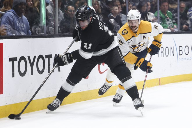 Anže Kopitar (11) in Filip Forsberg (9) med podaljškom zadnje tekme. FOTO: Jessica Alcheh/Reuters