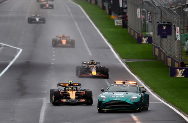 Varnostni avto, za njim Lando Norris, Max Verstappen in Oscar Piastri. FOTO: Edgar Su/Reuters