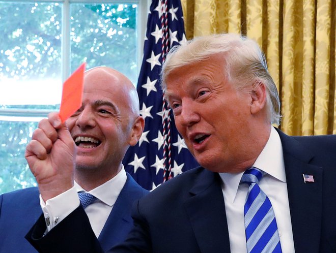 Ameriški predsednik Donald Trump in predsednik Fife Gianni Infantino sta si naklonjena. FOTO: Leah Millis/Reuters