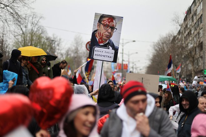 Udeleženci protesta medtem trdijo, da je shod potekal mirno in da so incidenti izbruhnili, ko so oblasti na dogodek poslale provokatorje. Po navedbah Vučića je bilo skupno poškodovanih 56 ljudi, aretiranih pa 22. FOTO: Djordje Kojadinovic/Reuters