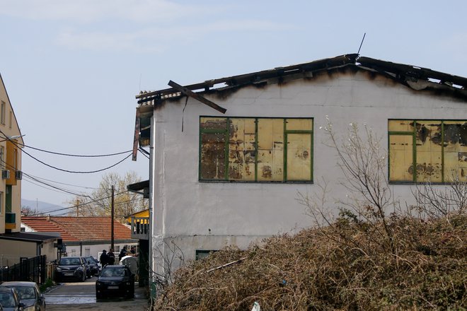 Po poročanju lokalnih medijev je požar izbruhnil zjutraj okoli 3. ure po lokalnem času v klubu Pulse v Kočanih. FOTO: Ognen Teofilovski/Reuters