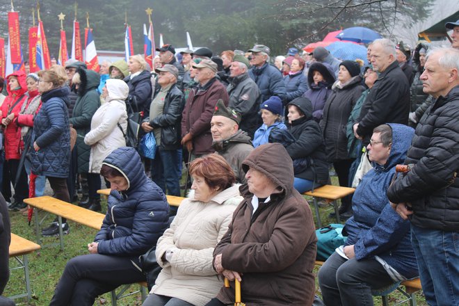 Spominske slovesnosti na Javorovici se je udeležila množica ljudi.

FOTO: Bojan Rajšek/Delo