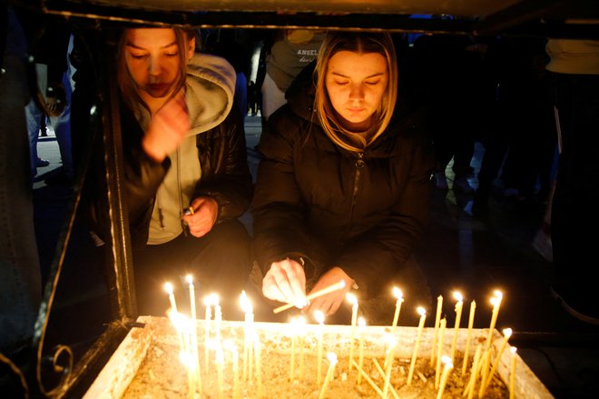 Sveče v spomin na preminule. FOTO: Ognen Teofilovski/Reuters