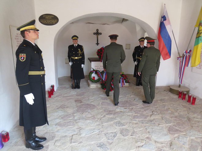 Vrsto let je garda Slovenske vojske s svojo navzočnostjo izražala spoštovanje do padlih borcev. Letos temu ni bilo tako. FOTO: Bojan Rajšek/Delo