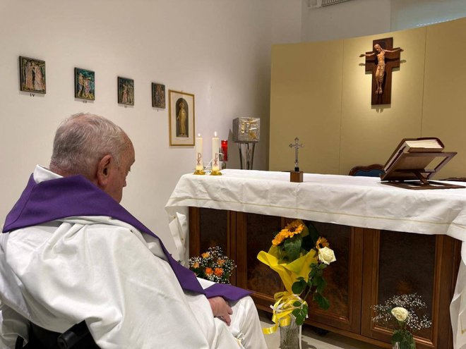 Papež na maši v kapelici bolnišnice. FOTO: Holy See Press Office Via Reuters