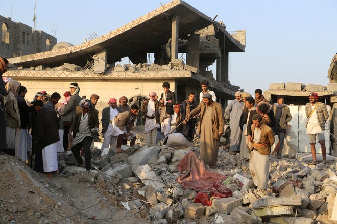 Že v soboto je v napadih umrlo več kot 30 ljudi, več kot sto je ranjenih, so poročali jemenski uporniki. FOTO: Naif Rahma/Reuters