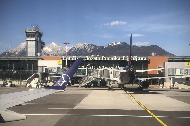 Resne države svojih najpomembnejših letališč ne prodajajo, še toliko bolj jih ne prodajajo tujcem! (Na fotografiji Letališče Jožeta Pučnika na Brniku.) FOTO: Jure Eržen/Delo