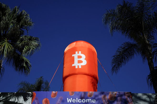 V Salvadorju promovirajo bitcoin na vsakem koraku. Zračni balon z motivom bitcoina na začetku leta 2005. FOTO: Jose Cabezas/Reuters