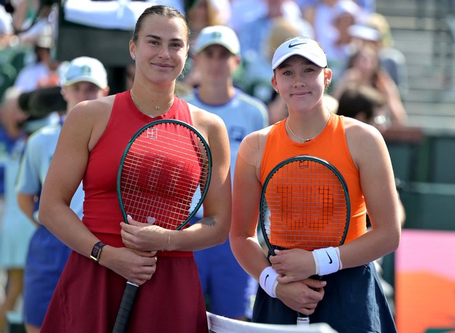 Rusinja Mira Andrejeva (desno) je z zmago proti prvi igralki sveta Arini Sabalenki v Indian Wellsu skočila na šesto mesto lestvice WTA. Jayne Kamin-oncea/Imagn Images Via Reuters Connect