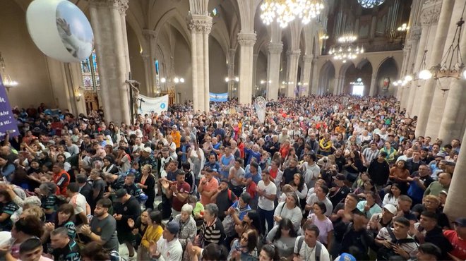 Verniki molijo za papeževo zdravje v Buenos Airesu. FOTO: Reuters