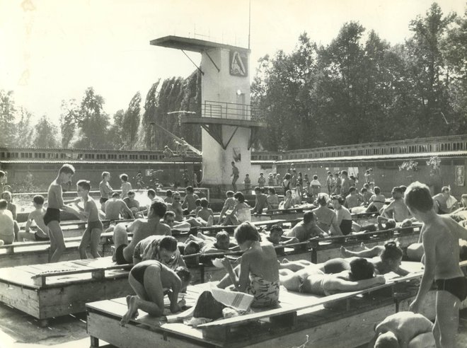 Na začetku je veljala za najmodernejše mestno kopališče, ki je imelo skakalni stolp z desetmetrsko skakalnico. Odnesla ga je prenova leta 1979. FOTO: Miško Kranjec