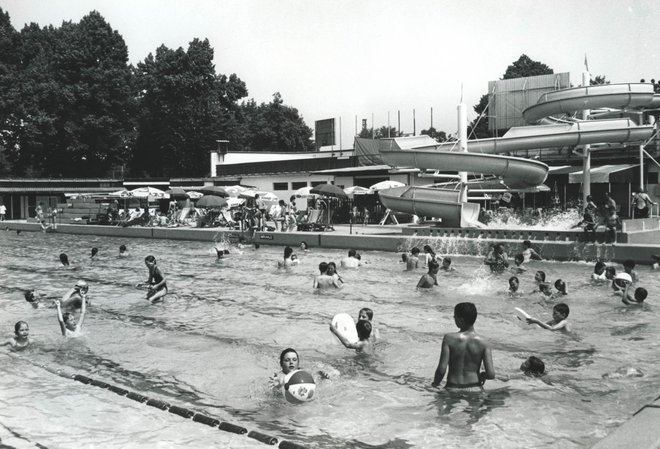 Poletne plavalne šole na Iliriji so bile za številne generacije otrok obvezen del poletja v Ljubljani. Fotografija je iz leta 1995. FOTO:  Tina Deu