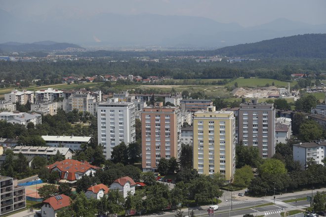 Slovenija se uvršča na vrh med državami z največjo škodo zaradi vremenskih pojavov na prebivalca in najslabšo zavarovanostjo. FOTO: Leon Vidic/Delo