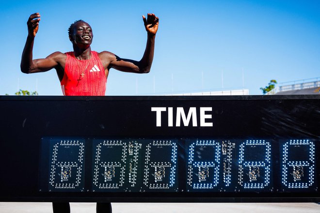 Avstralski čudežni deček Gout Gout je v Brisbanu tekel najhitrejši čas letos na svetu na 200 m. Sedemnajstletni atlet je tekel 20,05 sekunde. Foto: Patrick Hamilton/Afp