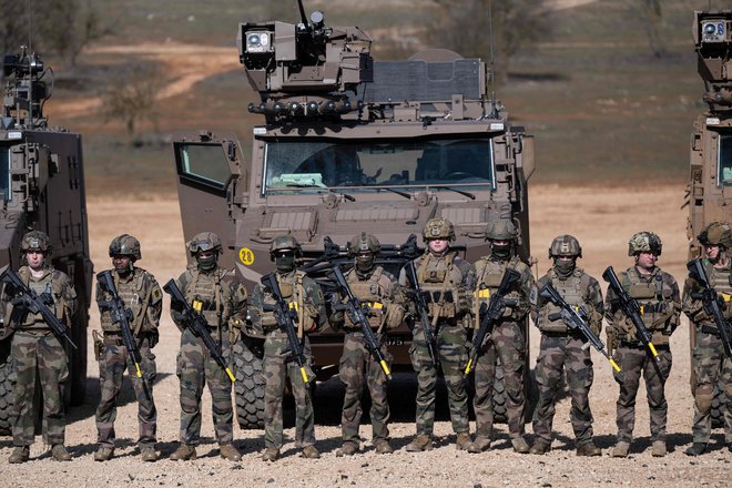 Vse kaže, da delujejo evropski voditelji brezglavo, morda tudi panično, večina evroposlancev pa jim nekritično sledi: oborožujmo se! FOTO: Miguel Medina/AFP