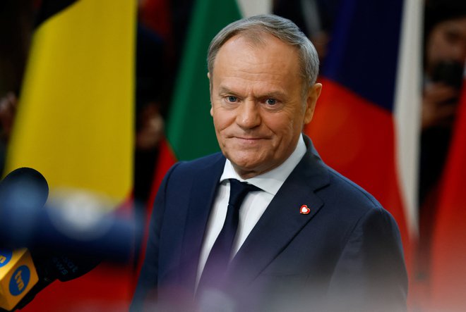 Poljski premier Donald Tusk je razkril, da so dokazi litovskih organov pokazali vpletenost Rusije tudi v požar, ki je 12. maja uničil največji nakupovalni center v Varšavi. FOTO: Stephanie Lecocq/Reuters