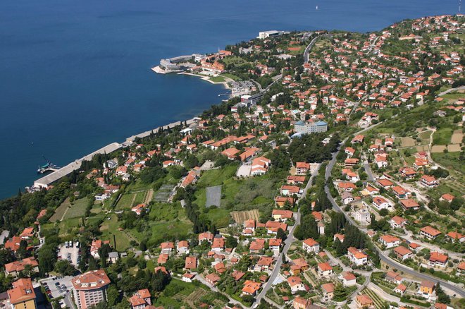 Belokriška cesta je na fotografiji desno, območje pozidave pa je predvideno skrajno desno od te ceste. Druga dva odloka urejata območje levo (Med vrtovi in Park cvetje). Seveda gre za parcele, kjer je kvadratni meter zemljišča že v preteklosti dosegal ceno tudi 800 in več evrov. FOTO: Boris Šuligoj