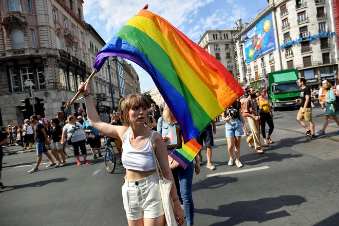 Parada ponosa, ki v Budimpešti poteka že tri desetletja, predstavlja eno največjih javnih praznovanj pravic skupnosti LGBT+ na Madžarskem.  FOTO: Marton Monus/Reuters