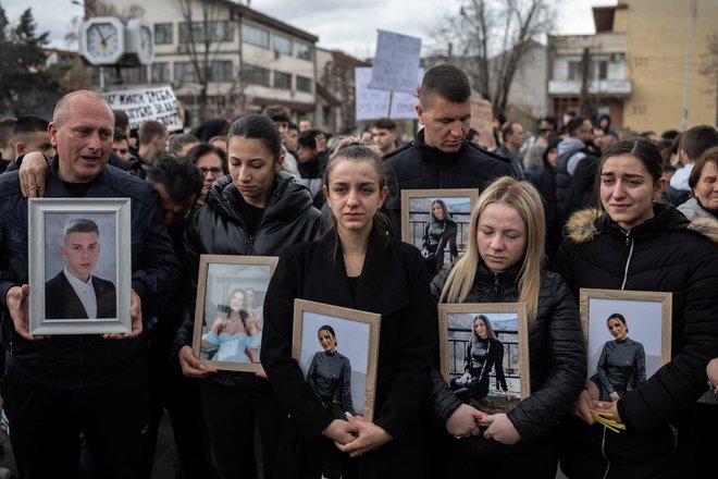 V mestu s 30.000 prebivalci objokujejo izgubo otrok. FOTO: Marko Djurica/Reuters