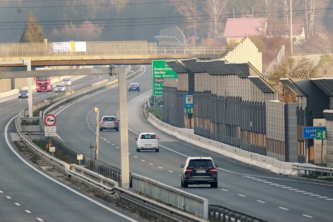 Obnova avtoceste med Dramljami in Slovenskimi Konjicami bo povečala promet tudi na vzporedni regionalni cesti. FOTO: Leon Vidic/Delo