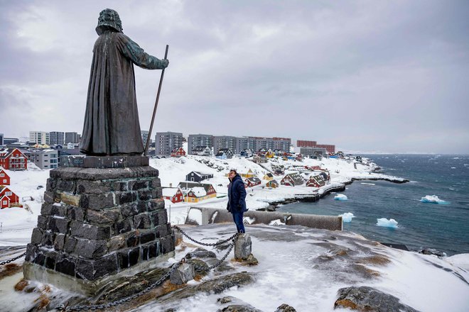 Ena prepoznavnih značilnosti glavnega mesta Nuuk je kip Hansa Egedeja, dansko-norveškega luteranskega misijonarja, ki je leta 1728 ustanovil mesto. FOTO: Odd Andersen/AFP