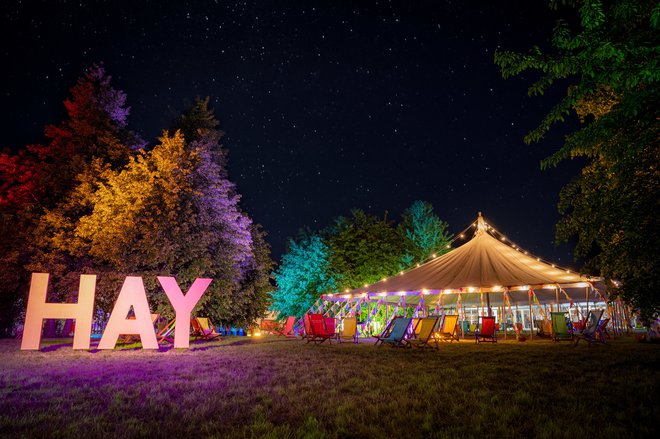 Za predsednika festivala, znanega igralca Stephena Frya, je Hay »najljubši kraj na zemlji«. FOTO: Promocijsko gradivo