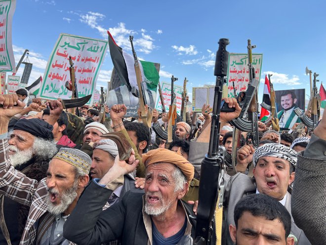 Protesters take part in a demonstration in solidarity with Palestinians in the Gaza strip, in Sanaa, Yemen March 17, 2025. REUTERS/Adel Al Khader Foto Adel Al Khader Reuters