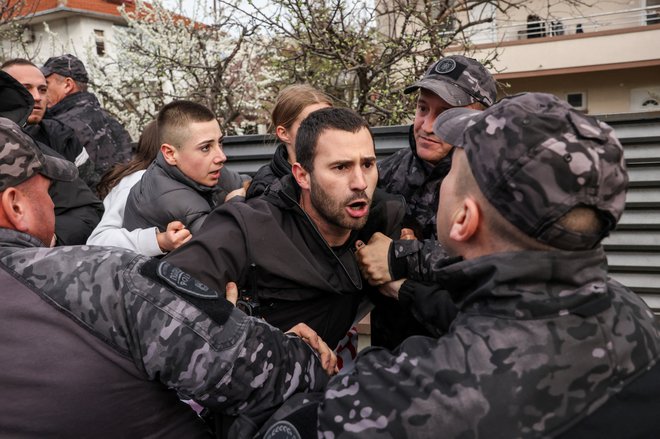 Civilne iniciative so pozvale k množičnim shodom v mestnih središčih po vsej državi, da bi pritisnile na vladajočo politiko in zahtevale konec korupcije. FOTO: Alexandros Avramidis/Reuters