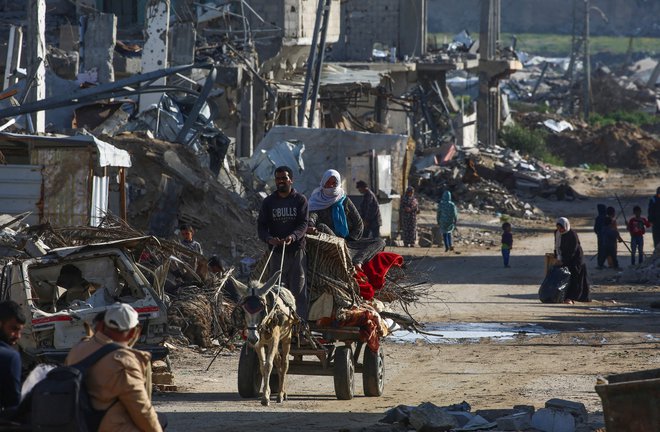 Današnje brutalno izraelsko bombardiranje nedvomno pomeni, da se bo vojna v porušeni Gazi nadaljevala. FOTO: Ejad Baba/AFP