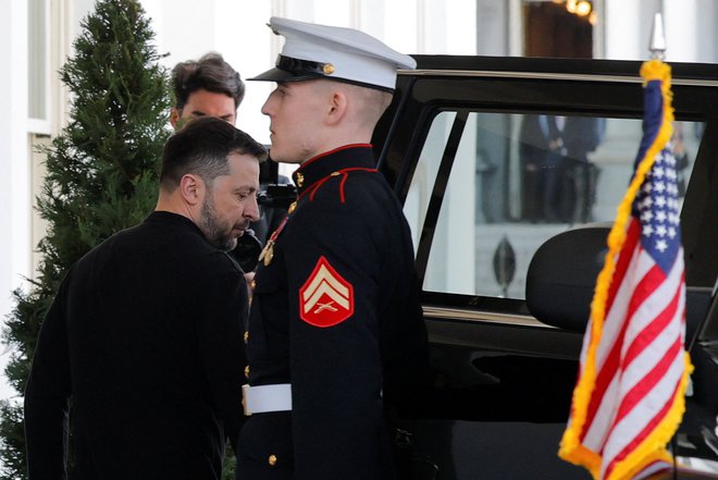 Srečanje Zelenskega s Trumpom je prešlo v ostro razpravo, ki se je končala z odpovedjo načrtovane novinarske konference in predčasnim odhodom Zelenskega iz Ovalne pisarne. FOTO: Brian Snyder/Reuters