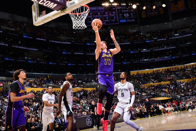 Luka Dončić je v zadnji četrtini takoj vzpostavil red, ko se je vrnil na igrišče. FOTO: Adam Pantozzi/AFP