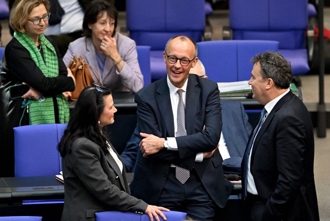 Bodoči nemški kancler Friedrich Merz (na sredini) je lahko zadovoljen. Zvezni parlament je potrdil finančno bazuko, ki bo močno olajšala delo njegove nastajajoče vlade. FOTO: Ralf Hirschberger/AFP