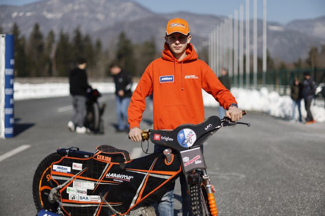 Sven Cerjak je na Centru varne vožnje AMZS na Vranskem poziral s svojim dirkalnikom. FOTO: Leon Vidic