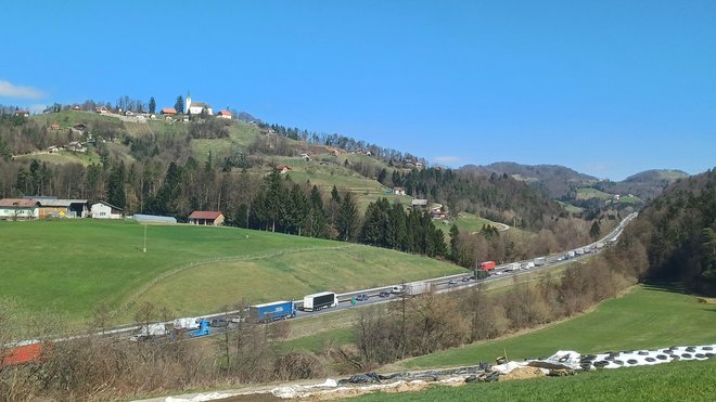 Današnji zastoj na tem avtocestnem odseku, na katerem je trenutno zaprt le odstavni pas. FOTO: Marko Štor