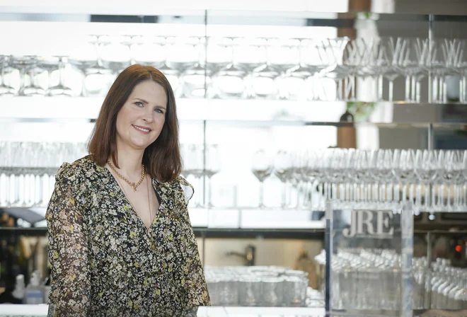 Nina Bratovž (JB Restavracija) je someljejka leta, z bratom Tomažem peljeta v nove čase znamenito restavracijo na vogalu Miklošičeve. FOTO: Jože Suhadolnik/Delo