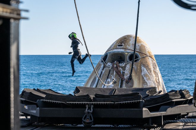 Pri reševanju je ključno vlogo odigralo vesoljsko plovilo SpaceX Dragon. Na krovu so bili astronavti Nase Nick Hague, Suni Williams in Butch Wilmore ter kozmonavt  Aleksander Gorbunov. FOTO: AFP