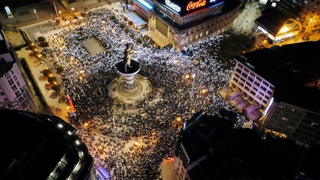 Vse od tragičnega dogodka, kjer je življenje izgubilo šest glasbenikov, v Skopju potekajo protesti. Organizira jih skupina Kdo je naslednji. FOTO: Ognen Teofilovski/Reuters