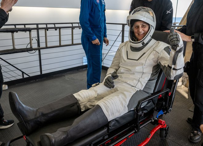 Astronavti po več mesecih v breztežnosti ne morejo nemudoma vstati. Na sliki Sunita Williams. FOTO: Nasa/Reuters