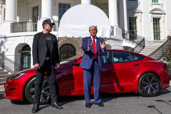 Donald Trump: »Uničevanje Tesle je napad na veliko ameriško podjetje. To je napad na inovacije in gospodarstvo. Storilce bomo našli in jih kaznovali.« FOTO: Kevin Lamarque/Reuters