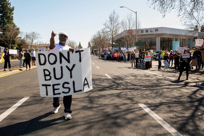 »Tesla je bila nekoč simbol trajnostne prihodnosti. Zdaj pa postaja politično orožje, kar odbija kupce,« je komentiral ekonomist Paul Krugman. FOTO: Laure Andrillon/Reuters