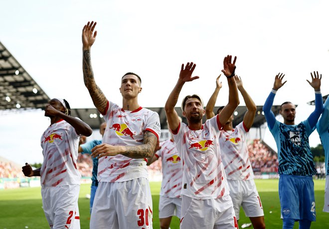 Kevin Kampl (na fotografiji tretji z leve) si želi v televizijsko džunglo. FOTO: Leon Kuegeler/Reuters